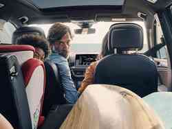 Eine Familie sitzt in einem Seat tarraco suv. Fotografiert von der Rückbank.