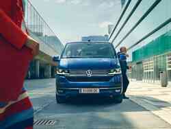 Blauer VW California Van von vorne fotografiert