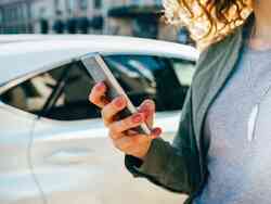 Frau hat ihr Smartphone in der Hand